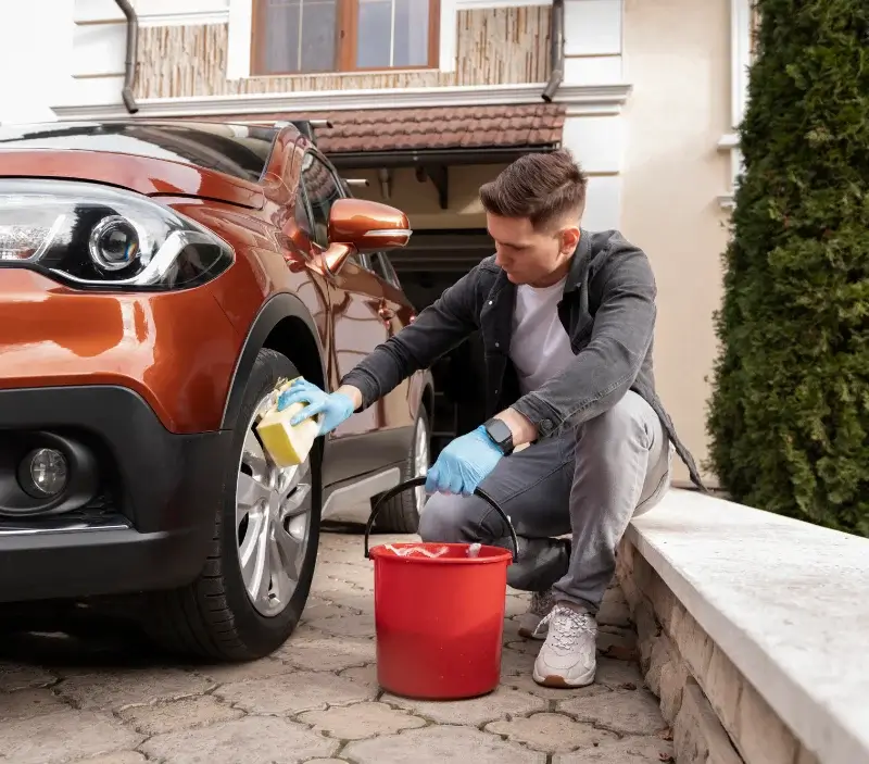 Lavage auto à domicile Saint-Quentin-de-Baron : professionnel intervenant sur un véhicule